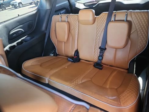 Used 2023 Chrysler Pacifica Pinnacle image 11