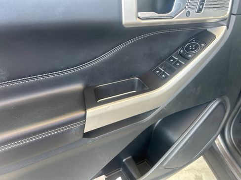 Used 2023 Ford Explorer Limited AWD/4WD image 19