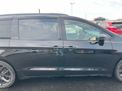 Used 2025 Chrysler Pacifica Limited image 31