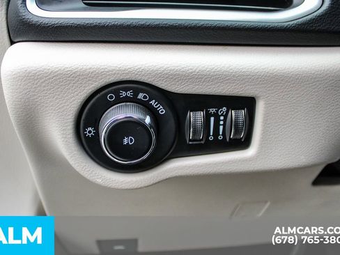 Used 2023 Chrysler Pacifica Touring-L image 33