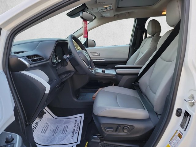 Used 2026 Toyota Sienna XLE FWD image 17