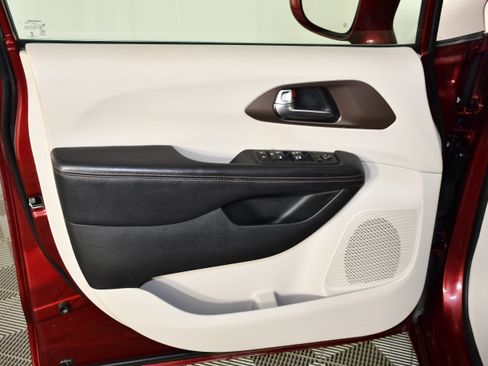 Used 2019 Chrysler Pacifica Touring-L FWD image 23