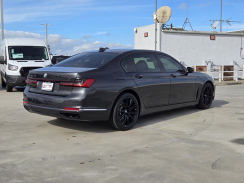 Used 2022 BMW 740i image 4