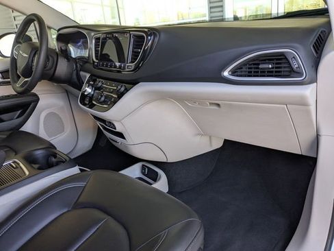 Used 2023 Chrysler Pacifica Touring-L FWD image 4