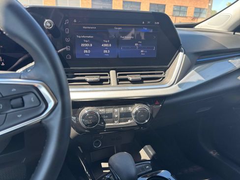 Used 2025 Chevrolet Trax LT w/ LT Convenience Package FWD image 17