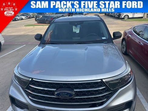 Used 2020 Ford Explorer XLT image 2