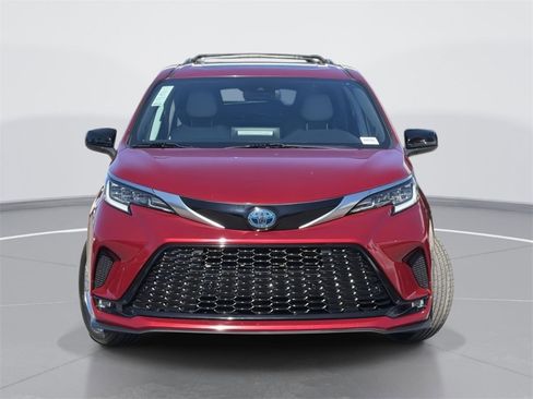 Used 2021 Toyota Sienna XSE w/ XSE Plus Package image 2