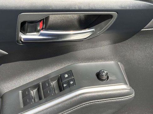 Used 2022 Toyota Highlander XLE AWD/4WD image 12