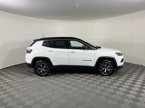 Used 2025 Jeep Compass Limited w/ Sun & Sound Group AWD/4WD image 8