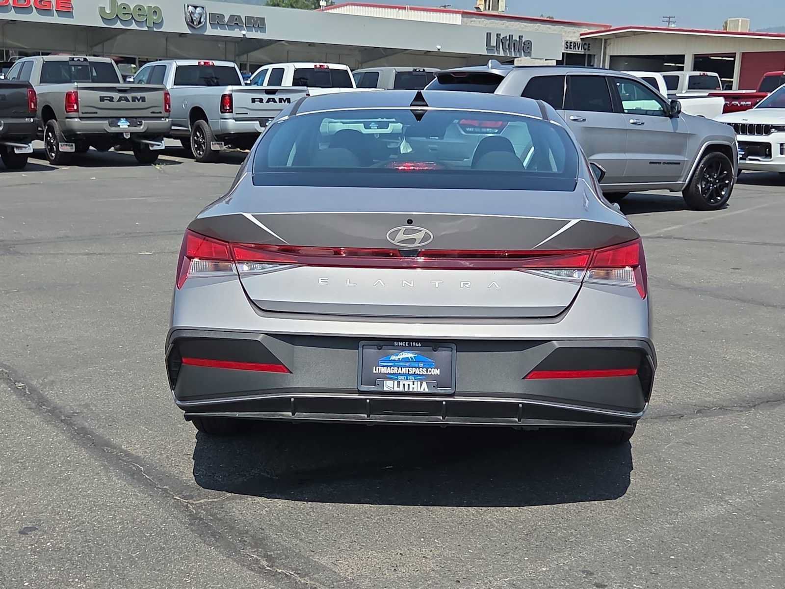 Used 2025 Hyundai Elantra SE FWD image 13