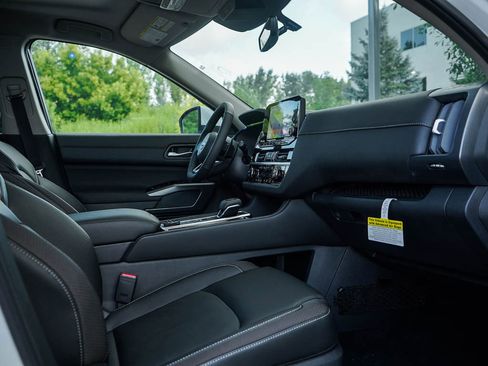 New 2025 Nissan Pathfinder SL w/ SL Premium Package image 11