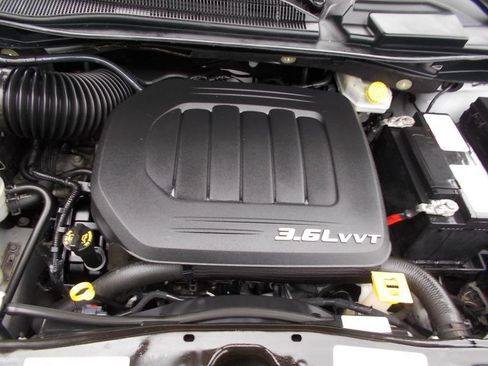 Used 2016 Chrysler Town & Country Touring image 18