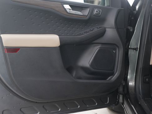 Used 2020 Ford Escape Titanium image 19