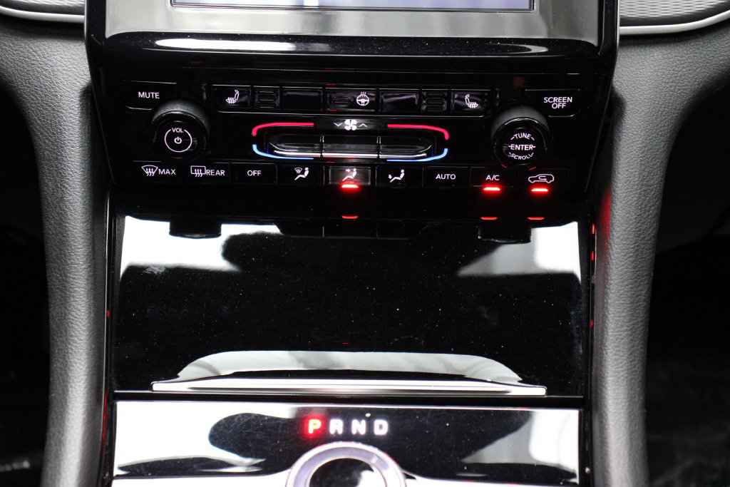 Used 2023 Jeep Grand Cherokee L Laredo RWD image 13