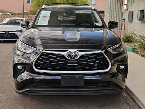 Used 2022 Toyota Highlander XLE image 2