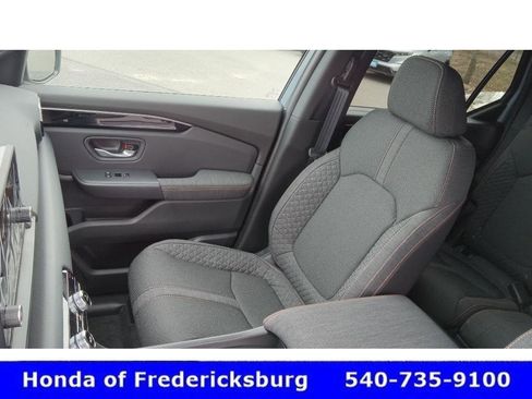 Used 2025 Honda Pilot Sport image 33