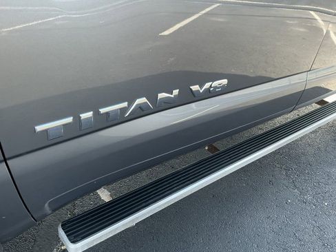 Used 2018 Nissan Titan SV image 12