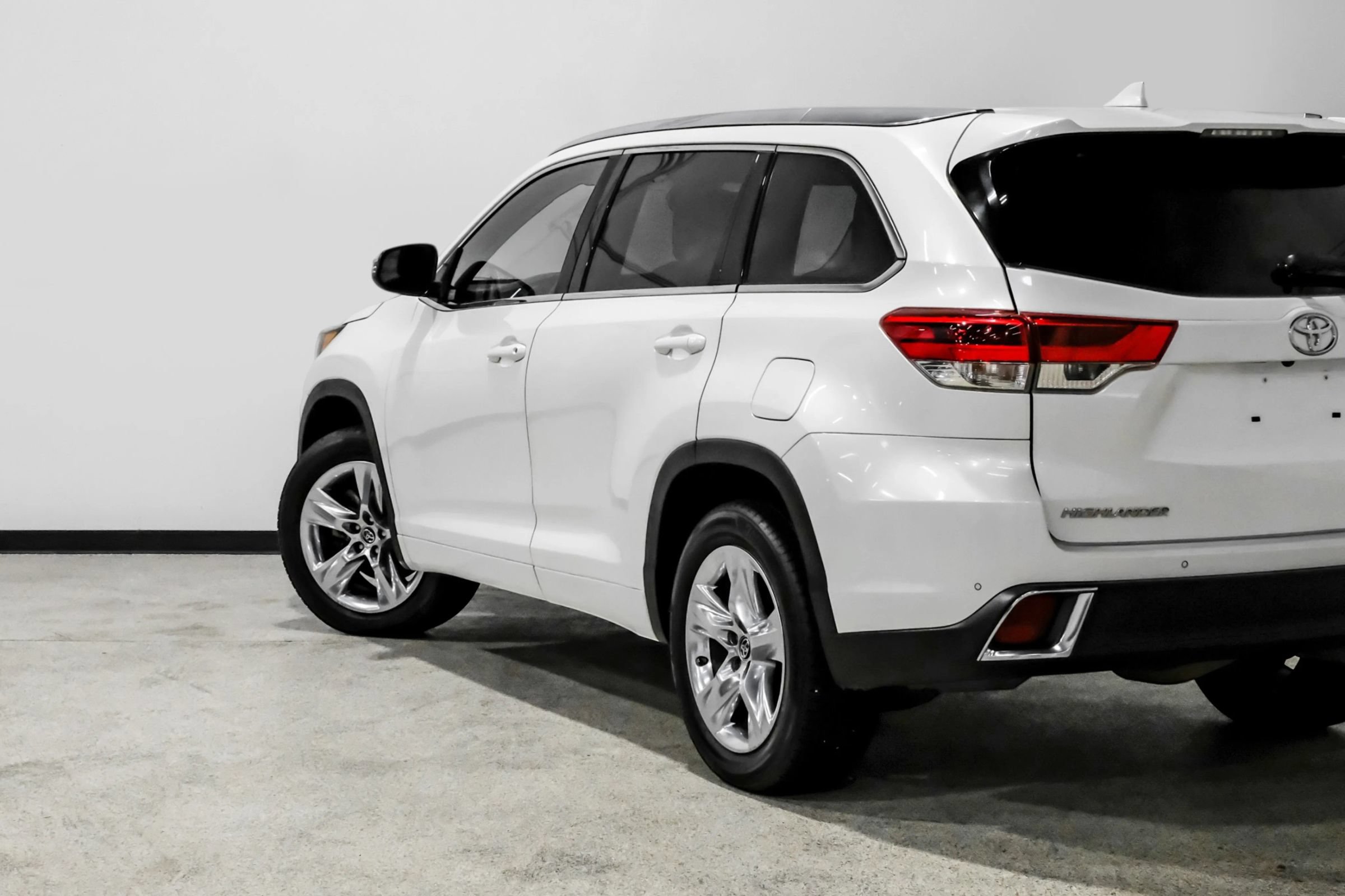 Used 2018 Toyota Highlander Limited FWD image 14