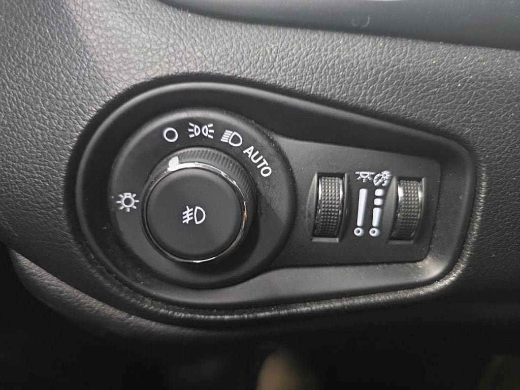 Used 2023 Jeep Renegade Latitude AWD/4WD image 20