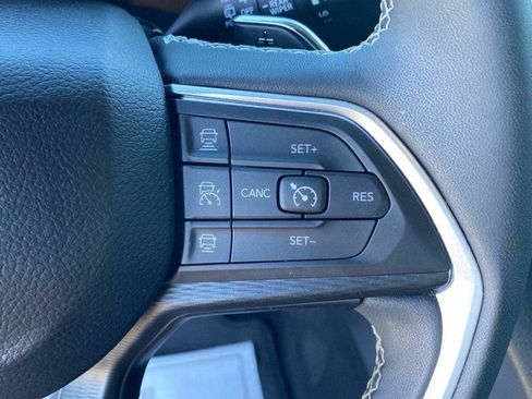 Used 2023 Jeep Grand Cherokee L Laredo AWD/4WD image 17