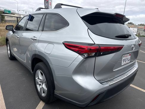 Used 2023 Toyota Highlander LE FWD image 5
