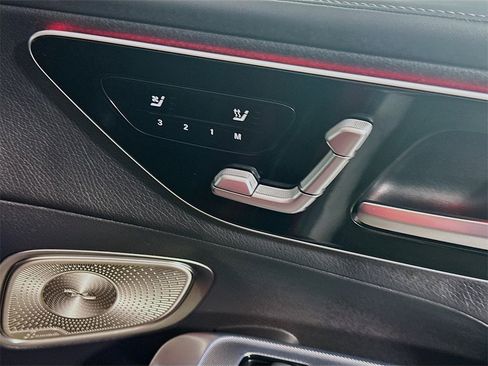 Used 2025 Mercedes-Benz GLC 300 4MATIC image 23