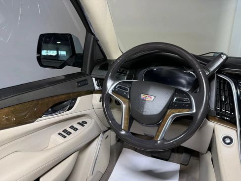 Used 2019 Cadillac Escalade Luxury AWD/4WD image 26