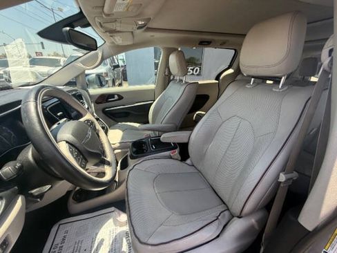 Used 2017 Chrysler Pacifica Limited w/ UConnect Theater Package FWD image 18