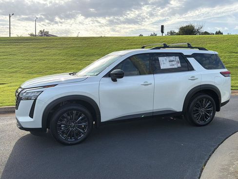 New 2026 Nissan Pathfinder SL w/ SL Premium Package FWD image 3