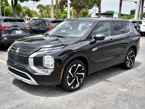 Used 2023 Mitsubishi Outlander LE image 3