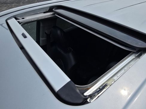 Used 2022 Toyota Highlander XLE FWD image 3