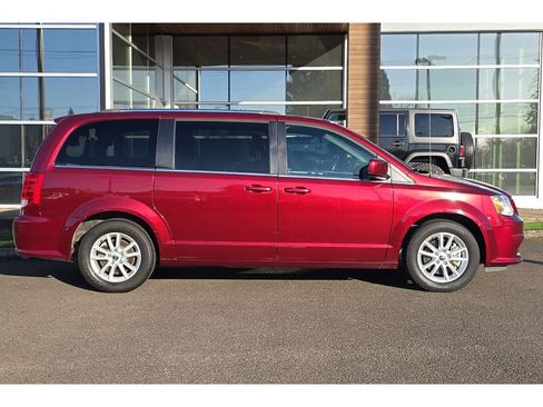 Used 2018 Dodge Grand Caravan SXT image 3