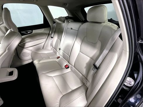 Used 2023 Volvo XC60 B5 Plus FWD image 26