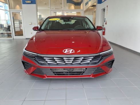 Used 2025 Hyundai Elantra Hybrid FWD image 2