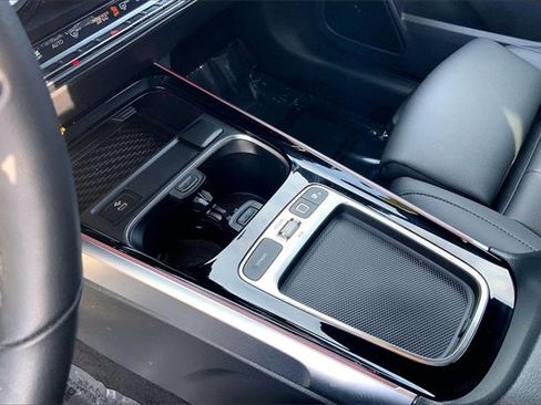 Used 2025 Mercedes-Benz GLB 250 4MATIC image 13