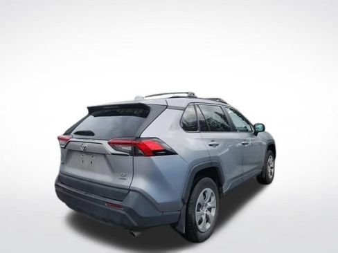 Used 2021 Toyota RAV4 LE AWD/4WD image 2