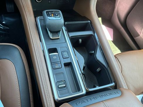 Used 2024 Nissan Pathfinder Platinum image 13