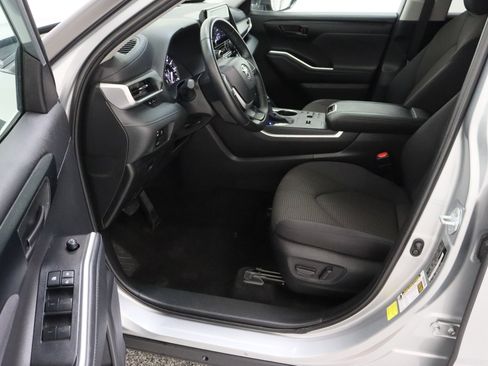 Certified 2025 Toyota Highlander LE FWD image 14