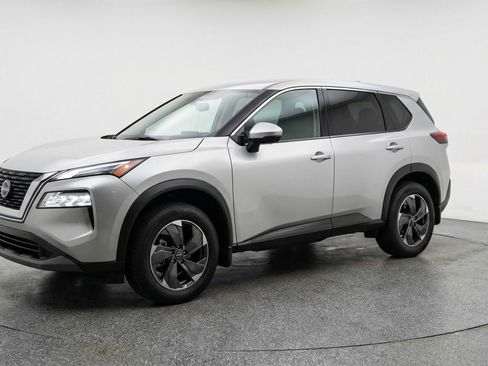 Used 2025 Nissan Rogue SV image 3