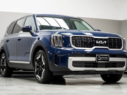 Used 2024 Kia Telluride EX w/ EX Captain's Chair Package image 4