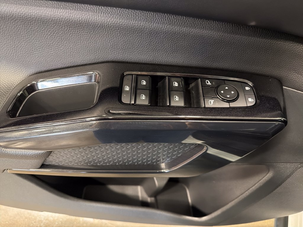 Used 2022 Nissan Pathfinder SV w/ SV Black Package FWD image 15