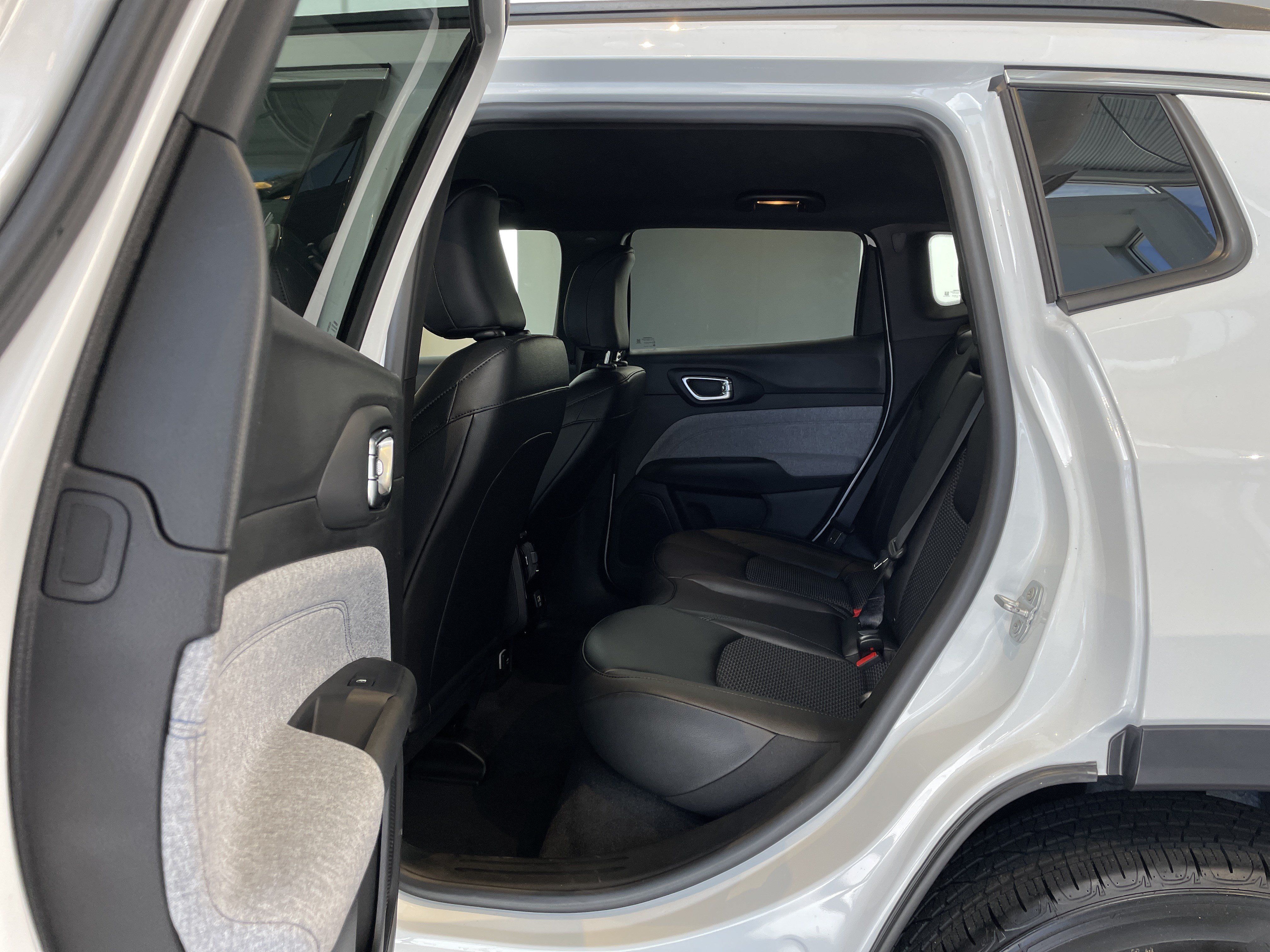 Certified 2026 Jeep Compass Latitude AWD/4WD image 33