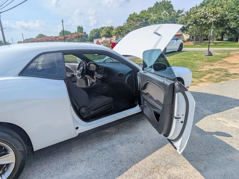 Used 2019 Dodge Challenger SXT RWD image 14