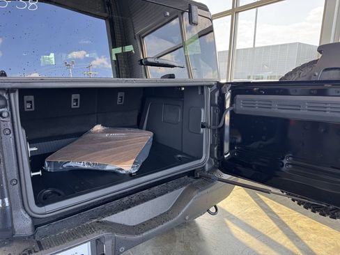 New 2025 Ford Bronco Badlands image 11