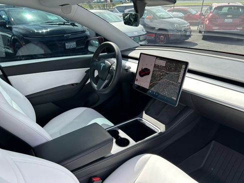 Used 2022 Tesla Model Y Performance image 32