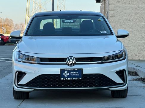 Certified 2025 Volkswagen Jetta SE w/ Sunroof Package image 9