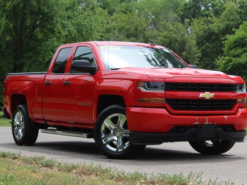 Used 2018 Chevrolet Silverado 1500 Custom w/ Custom Value Package AWD/4WD image 1