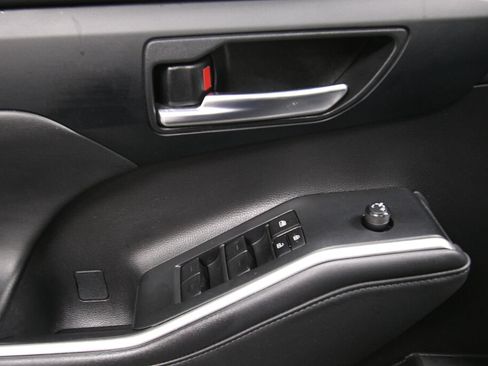 Used 2023 Toyota Highlander XLE AWD/4WD image 11
