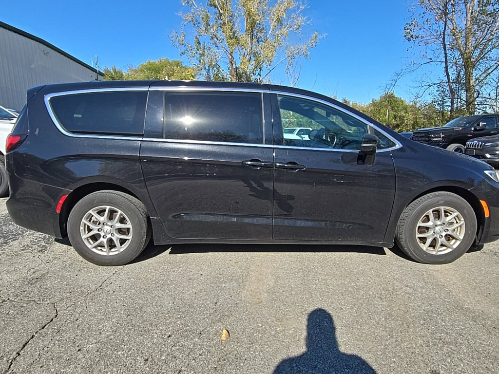 Used 2025 Chrysler Pacifica Select FWD image 9