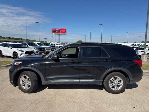 Used 2022 Ford Explorer XLT w/ Equipment Group 202A image 3